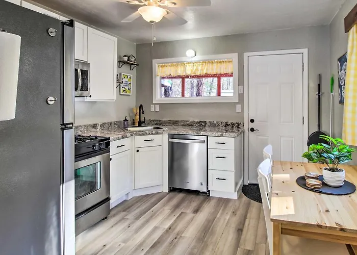 Holiday home Cozy Lakeside Cabin Walk To Rainbow Lake! *