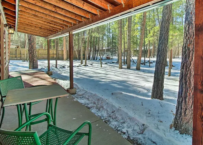 Cozy Lakeside Cabin Walk To Rainbow Lake! Holiday home